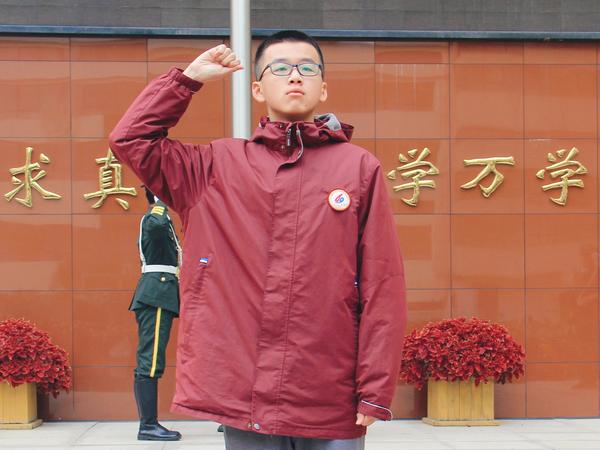 4、李雨泽同学带领全体师生宣誓 4、李雨泽同学带领全体师生宣誓